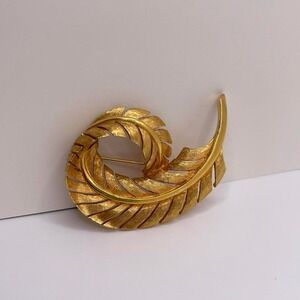 VTG 60s Whimsical Feather Plume Brooch Gold Tone Retro Pin Cottagecore Unique